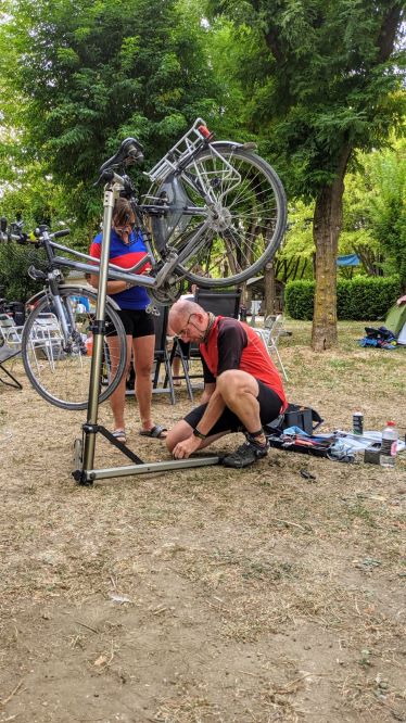 Henk in de weer met een fiets